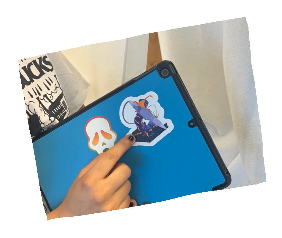 Sticker op tablethoes afgebeeld in camera